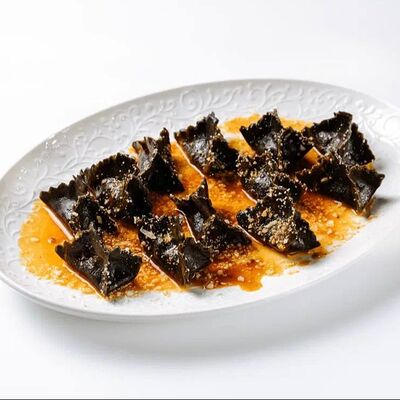 Фаготтини с чернилами каракатицы с тунцом и сливочным соусом в Mukka по цене 858 ₽