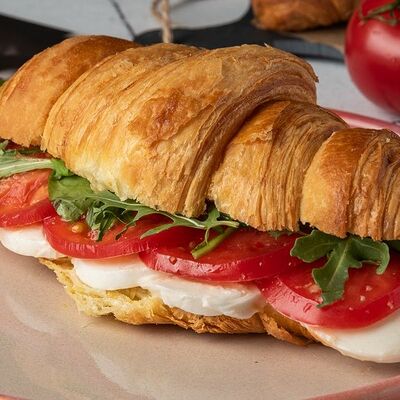 Круассан или брускетта с моцареллой и соусом песто в Mandarinka Restaurant & Bar по цене 380 ₽