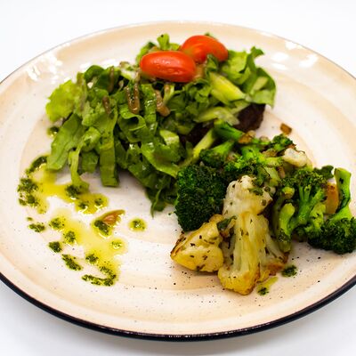 Стейк из говядины с овощамив Кафе Тепло по цене 570 ₽