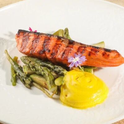 Стейк из форели на гриле со спаржей и кабачком в Ива по цене 1885 ₽