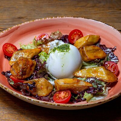 Салат с хрустящим баклажаном и сыром буррата в Pasta и Вино по цене 850 ₽