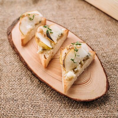 Брускетты с семгой и авокадо в Кафе-парк Теремок по цене 355 ₽