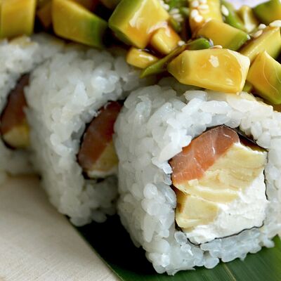 Ролл с тартаром из авокадо в Держи рыбу по цене 650