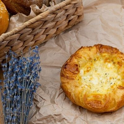 Ватрушка слоёная с сыром в Много хлеба по цене 86 ₽