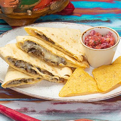 Кесадилья с грибами в Burritos по цене 420 ₽