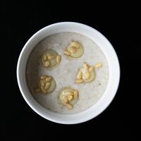 Овсяная каша с муссом из зеленых яблок в STG CAFE