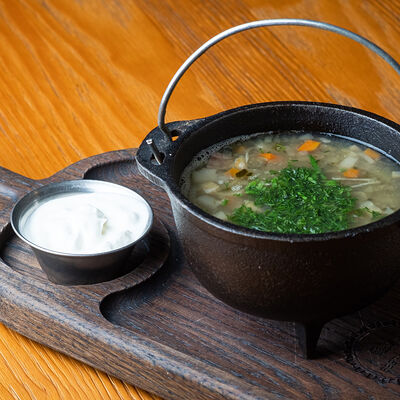 Костромские зеленые щи со свининой в Beer & Grill по цене 540 ₽