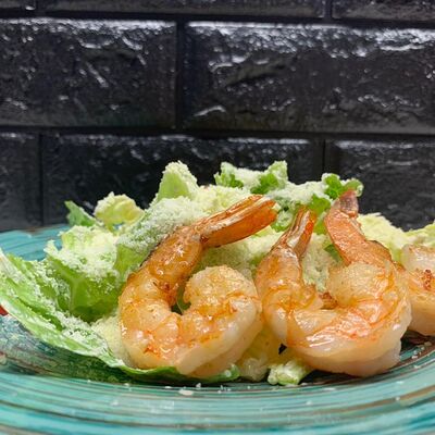 Салат Цезарь с тигровыми креветками в Настроение вкуса по цене 765 ₽