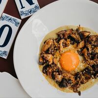 Жареные грибы с желтком, луком-пореем и умами-пастой в Padron