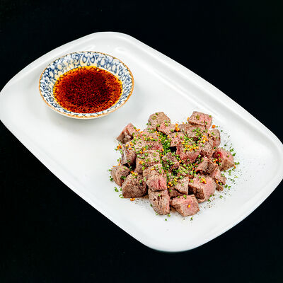 Говядина на огне с острым соевым соусом в Mr. Lee по цене 3500 ₽