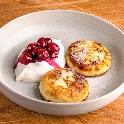 Сырники с вишневым соусом и сметаной в Горыныч по цене 550 ₽