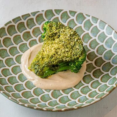 Стейк из брокколи с ореховым соусом и фисташкой в Cafe Imperial по цене 1300 ₽