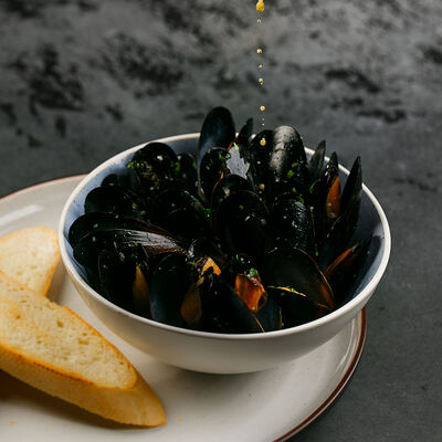 Мидии томленные в вине и чесночном соусе в Tre/Quarti по цене 1390 ₽