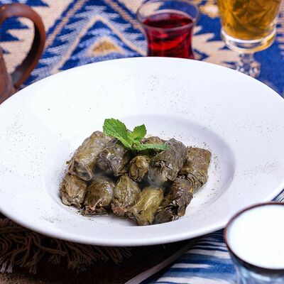 Долма в винoградных листьях в Кафе кавказской кухни Хурма по цене 425 ₽