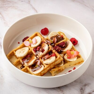 Венские вафли с бананом, малиной и горячим шоколадом в Кофейня Пенка по цене 440 ₽
