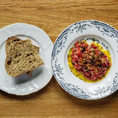 Тартар из говяжьей лопатки со сливой, картофельными чипсами в Lucky Duck по цене 790 ₽