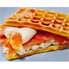 Сырные вафли с семгой и яйцом пашот в Маленькая Флоренция по цене 480 ₽