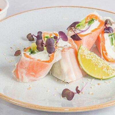 Спринг роллы с лососем в Луиджи & Тосё по цене 369