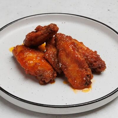 Крылышки в пикантной глазурив Амстердам по цене 415 ₽