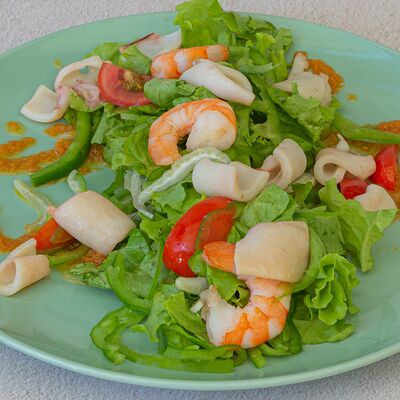 Теплый пикантный салат с морепродуктами в Daddys pub по цене 775 ₽