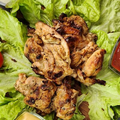 Шашлык из филе куриного бедра в Мужчина готовит по цене 392 ₽