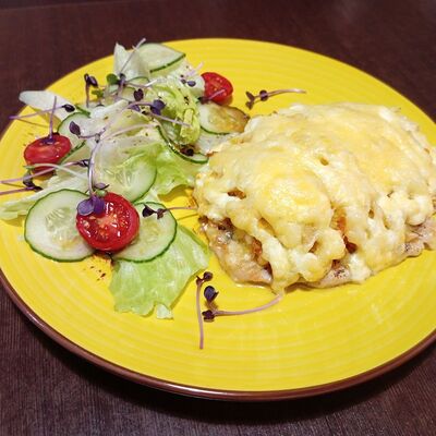 Мясо по-французски с микс-салатомв Гастрономический Паб по цене 690 ₽