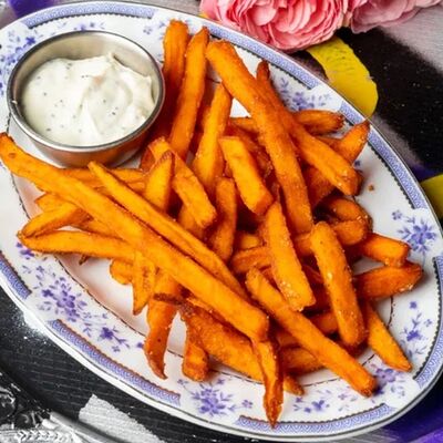 Батат фри с соусом блю чиз в Цех по цене 350 ₽