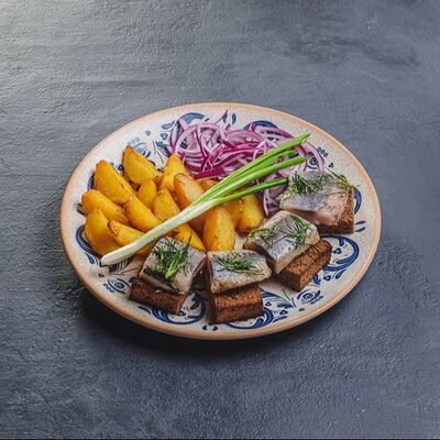 Сельдь бочковая на бородинский тостах в LAFALounge & cafe по цене 625 ₽