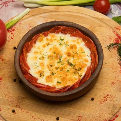 Жареный сыр сулугуни с помидорами в Гурман студия по цене 360 ₽