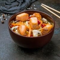 Вок с лососем в Суши Неро Вок