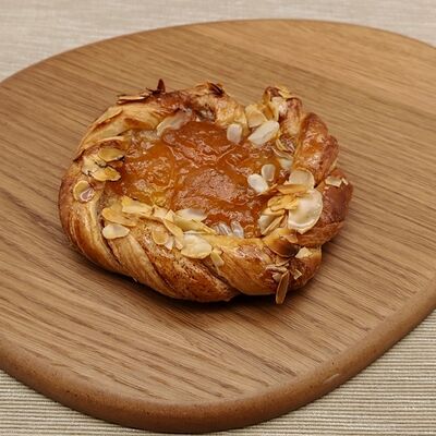 Вензель с абрикосом и корицей в Кафе-пекарня Susser по цене 135 ₽