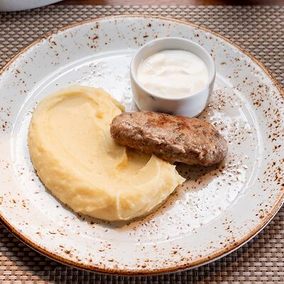 Мясная котлетка с пюре в Ресторан Маруся по цене 560 ₽