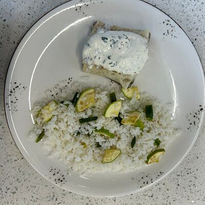 Треска на пару со слив. соусом с рисом, фасолью и кабачками в Кофеин по цене 330