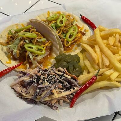 Тако-комбо с курицей в Такерия Dos Amigos по цене 610 ₽