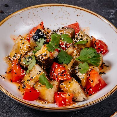 Хрустящие баклажаны со спелыми томатами и тайским соусом в Пламя по цене 590 ₽