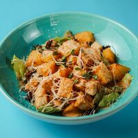 Салат с теплым молодым картофелем и цыпленком в Coffee Cake