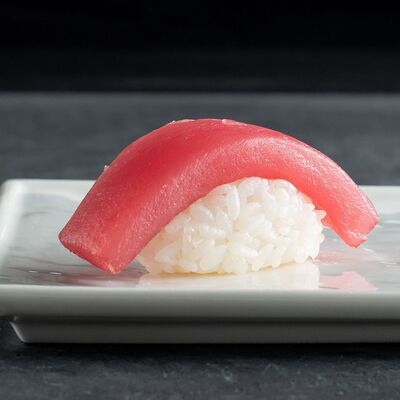 Суши традиционные Тунец в CRAZY SUSHI по цене 194 ₽