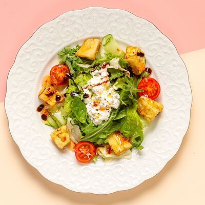 Салат с хрустящими баклажанами и страчателлой в PastaMore по цене 550 ₽