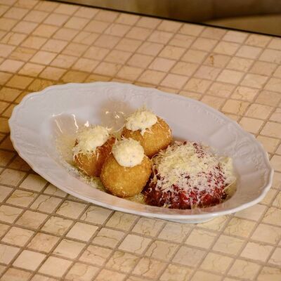 Тартар из говядины с аранчини и пармезаном в Мари по цене 690 ₽