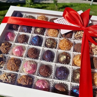 Премиальный подарочный набор 42 сырных конфет ручной работы ассорти в праздничной упаковке в Choco.cake.hand по цене 5200 ₽