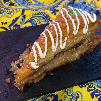 Пахлава слоенаяв Шаурма халяль в Перекрестке по цене 170 ₽