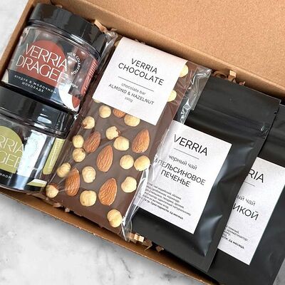 Подарочный бокс M №11 в Verria Chocolate - клубника в шоколаде по цене 2690 ₽