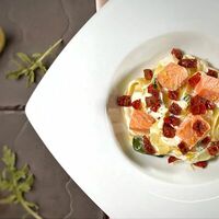 Фетучини с лососем и вялеными томатами в Cafe Seven