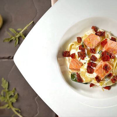 Фетучини с лососем и вялеными томатами в Cafe Seven по цене 745 ₽