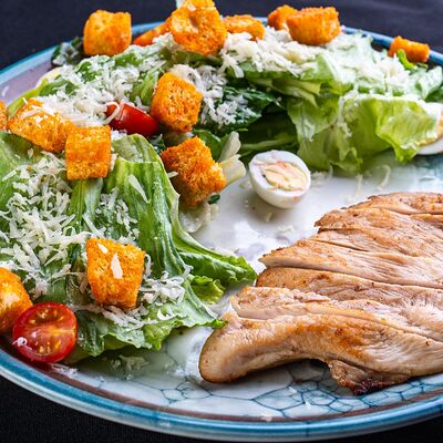 Салат Цезарь с курицей в В теме вкуса по цене 617 ₽