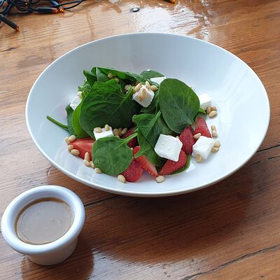 Салат с клубникой и шпинатом в БамБуши по цене 385