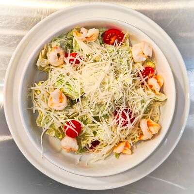 Салат Цезарь с креветками в Панеттоле по цене 465 ₽