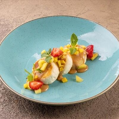 Сырники с кремом и малиновым конфитюром в У рыбака по цене 450 ₽