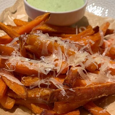 Батат фри с пармезаном и соусом из йогурта и авокадо в Маркс по цене 355 ₽