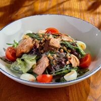 Салат с лососем горячего копчения в BBQ Beer Restaurant